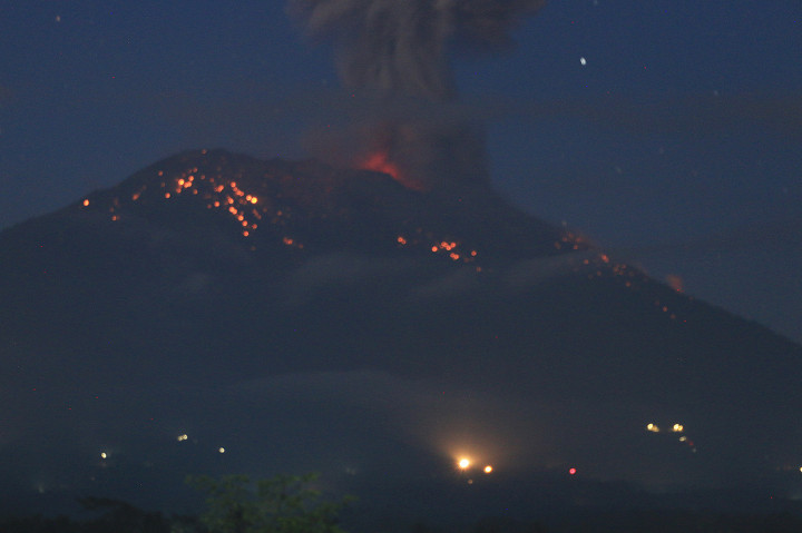 Gunung Agung yang berstatus siaga itu kembali erupsi pada pukul 18.56 WITA dengan melontarkan abu vulkanis mencapai ketinggian 3.000 meter dari kawah yang disertai lontaran batu pijar ke lereng gunung tersebut.