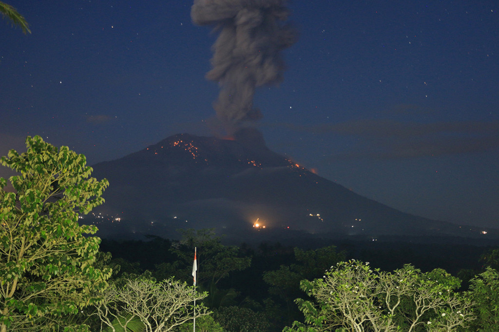 Diperkirakan hujan abu akan jatuh di sekitar Gunung Agung, khususnya di wilayah selatan hingga barat daya sesuai citra satelit Himawari.
