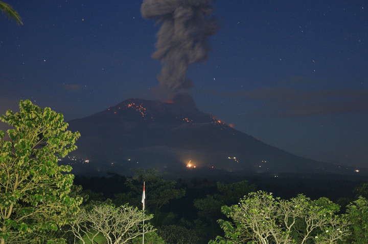 Diperkirakan hujan abu akan jatuh di sekitar Gunung Agung, khususnya di wilayah selatan hingga barat daya sesuai citra satelit Himawari.
