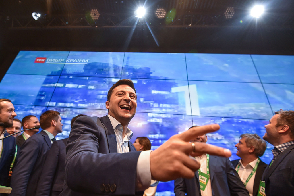 Berstatus sebagai komedian yang kerap berperan sebagai presiden dalam acara televisi, Zelensky keluar sebagai pemenang pilpres di negara bekas bagian Uni Soviet itu. Afp Photo/Genya Savilov
