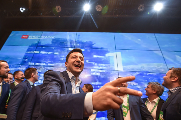 Berstatus sebagai komedian yang kerap berperan sebagai presiden dalam acara televisi, Zelensky keluar sebagai pemenang pilpres di negara bekas bagian Uni Soviet itu. Afp Photo/Genya Savilov