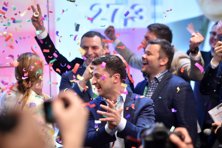 Reaksi omedian sekaligus bintang Ukraina Volodymyr Zelensky setelah hasil exit poll memenangkan dirinya sebagai presiden. Afp Photo/Sergei Gapon