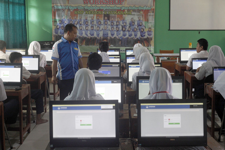 Sejumlah siswa Sekolah Menengah Pertama (SMP) mengikuti Ujian Nasional Berbasis Komputer (UNBK) di SMP N 2 Sukaraja, Bogor, Jawa Barat. Antara Foto/Yulius Satria Wijaya