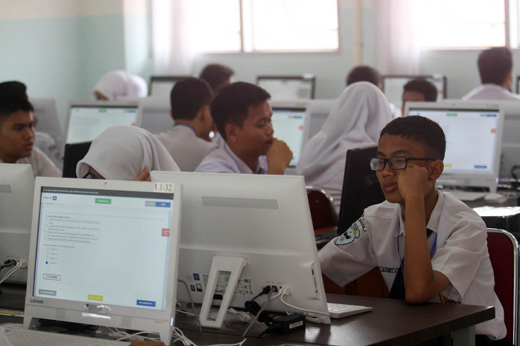 UNBK SMP maupun MTS yang ada di Jawa Barat diikuti 8.121 sekolah, dan diikuti oleh 774.840 siswa. Antara Foto/Yulius Satria Wijaya