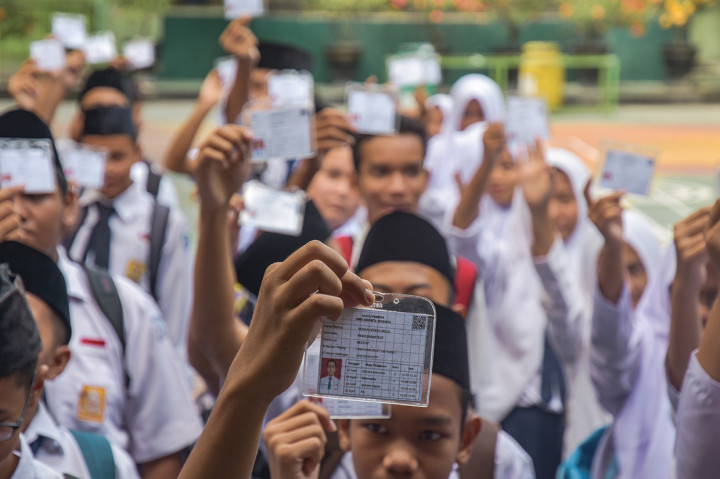 Sejumlah siswa SMPN 4 menunjukan kartu Ujian Nasional Berbasis Komputer (UNBK) saat menumpang ujian di SMAN 9, Kota Pekanbaru, Riau. Berdasarkan data Dinas Pendidikan Kota Pekanbaru, dari 41 sekolah SMP sederajat negeri di Kota Pekanbaru hanya empat sekolah yang bisa secara mandiri menggelar UNBK karena punya jumlah komputer yang memadai, sedangkan 34 sekolah lainnya menumpang ke SMA, dan masih ada tiga SMP yang menggelar UN dengan kertas jawaban dan pensil. Antara Foto/FB Anggoro