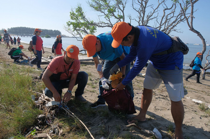 Para pemerhati lingkungan memungut sampah pantai dalam rangkaian memperingati Hari Bumi 2019 di Pantai Mertasari, Denpasar, Bali. Kegiatan yang diselenggarakan Balai Riset dan Observasi Laut Kementerian Kelautan dan Perikanan bekerja sama dengan Pemkot Denpasar tersebut untuk menjaga kelestarian bumi dari ancaman sampah plastik. Antara Foto/Nyoman Hendra Wibowo

