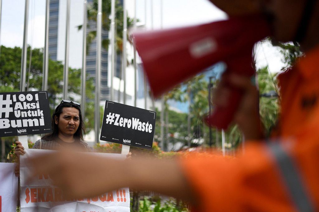 Aktivis Wahana Lingkungan Hidup (Walhi) DKI Jakarta melakukan aksi memperingati Hari Bumi di depan Balai Kota Jakarta. Antara Foto/Wahyu Putro A