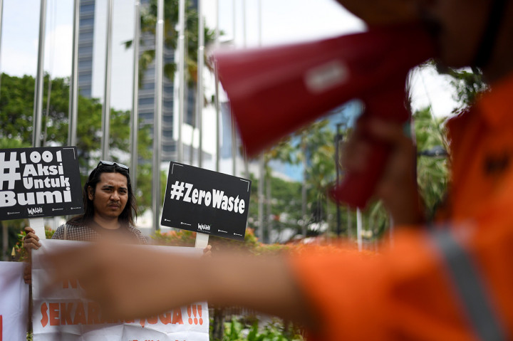 Aktivis Wahana Lingkungan Hidup (Walhi) DKI Jakarta melakukan aksi memperingati Hari Bumi di depan Balai Kota Jakarta. Antara Foto/Wahyu Putro A