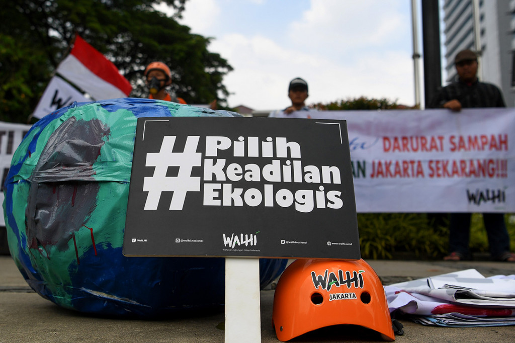 Dalam aksinya aktivis Walhi mendesak Pemprov DKI Jakarta untuk melakukan upaya pemulihan ekologis lingkungan serta melakukan penegakan hukum kepada seluruh industri yang berpotensi mencemari dan merusak lingkungan. Antara Foto/Wahyu Putro A