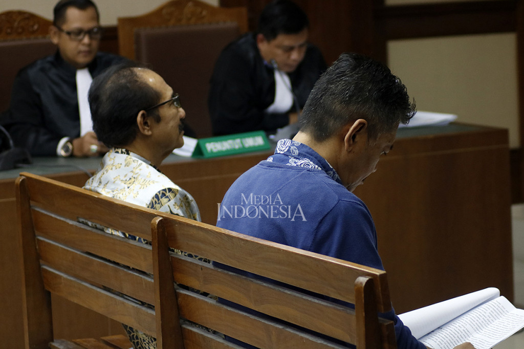 Hakim Pengadilan Negeri Jakarta Selatan (PN Jaksel) Iswahyudi Widodo (kiri) dan Irwan (kanan) menjalani sidang perdana dengan agenda pembacaan dakwaan di Pengadilan Tipikor, Jakarta.