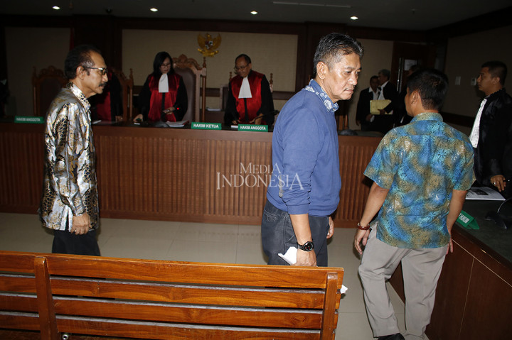 Iswahyu dan Irwan didakwa menerima Rp 150 juta dan SGD 47 ribu atau totalnya sekitar Rp 620 juta dari Direktur CV Citra Lampia Mandiri (CLM) Martin P Silitonga. 