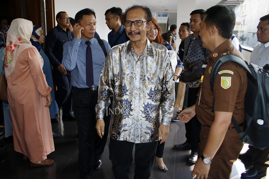 Sementara itu, keduanya tidak melakukan eksepsi atas dakwaan jaksa penuntut umum. Sidang pemeriksaan saksi akan dilanjutkan pada pekan depan, 29 April 2019.