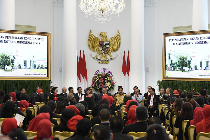Presiden Joko Widodo (tengah) didampingi Menteri Agraria dan Tata Ruang Sofyan Djalil (ketiga kanan) dan Ketua Ikatan Notaris Indonesia (INI) Yualita Widyadhari (ketiga kiri) membuka Kongres INI di Istana Bogor, Jawa Barat.