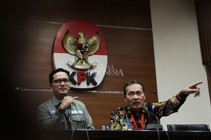 Wakil Ketua Komisi Pemberantasan Korupsi (KPK) Saut Situmorang (kanan) bersama dengan Juru Bicara KPK Febri Diansyah menyampaikan kepada awak media perihal penetapan Sofyan Basir sebagai tersangka baru dalam kasus Korupsi PLTU Riau 1, Jakarta. 