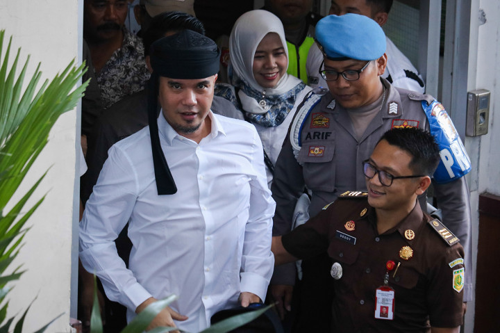 Menurut jaksa, perbuatan Ahmad Dhani yang memposting video blog atau disebut vlog kasus idiot, dianggap telah memenuhi unsur pidana sebagaimana tertuang dalam Pasal 45 ayat 3 jo Pasal 27 ayat 3 Undang-Undang RI Nomor 19 Tahun 2016 tentang Perubahan atas UU Nomor 11 Tahun 2008 tentang Informasi dan Transaksi Elektronik.