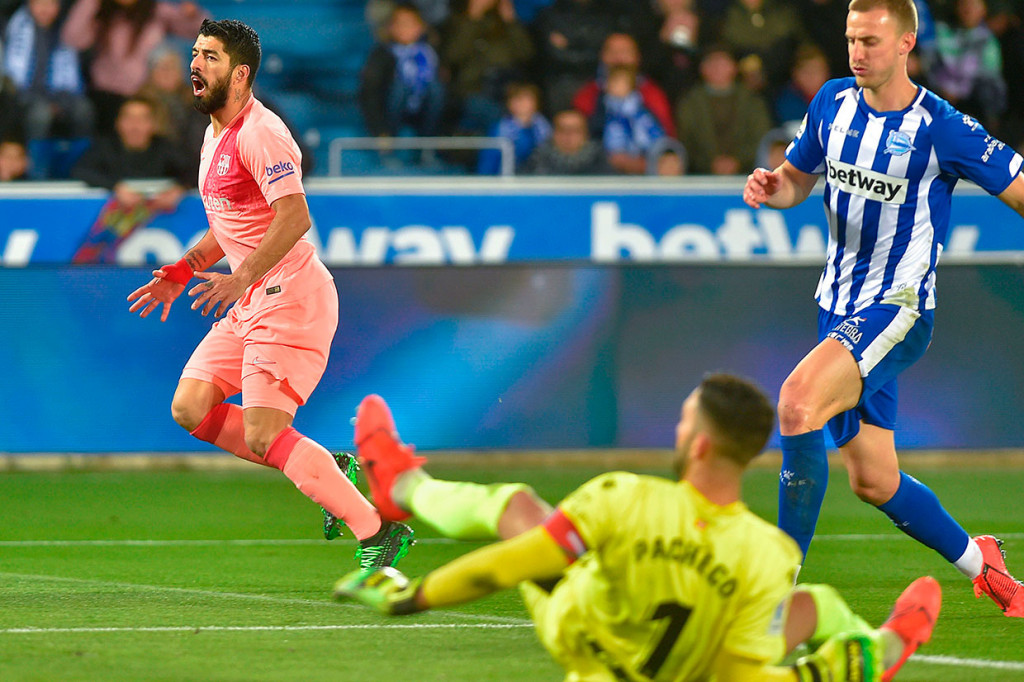 Beberapa kali pemain-pemain Barcelona berhasil membahayakan gawang Alaves, namun tidak membuahkan gol hingga paruh pertandingan.