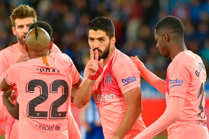 Suarez melakukan selebrasi bersama rekan-rekan setimnya.