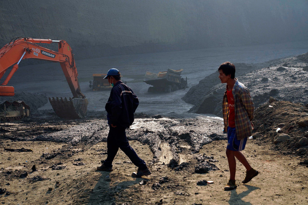 Sebanyak 54 pekerja dari dua perusahaan tambang, 40 mesin dan sejumlah kendaraan termasuk ekskavator dan truk, terperangkap akibat runtuhnya tumpukan limbah berupa lumpur pada Senin, 22 April malam. 