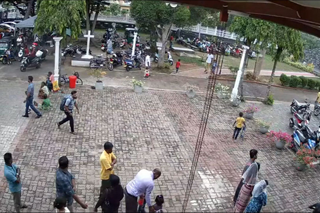 Rekaman CCTV yang ditayangkan media Sri Lanka menunjukkan seorang pria (kiri) membawa tas ransel besar berjalan menuju Gereja St Sebastian di Negombo, Sri Lanka, Minggu, 21 April 2019 waktu setempat.
