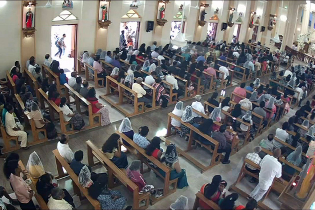 Pria tersebut kemudian masuk ke dalam gereja dan langsung meledakan diri. Kelompok ISIS mengaku bertanggungjawab atas pengeboman di tiga tempat di Sri Lanka yang menewaskan 321 orang dan melukai sekitar 500 orang lainnya tersebut.