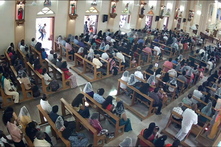 Pria tersebut kemudian masuk ke dalam gereja dan langsung meledakan diri. Kelompok ISIS mengaku bertanggungjawab atas pengeboman di tiga tempat di Sri Lanka yang menewaskan 321 orang dan melukai sekitar 500 orang lainnya tersebut.