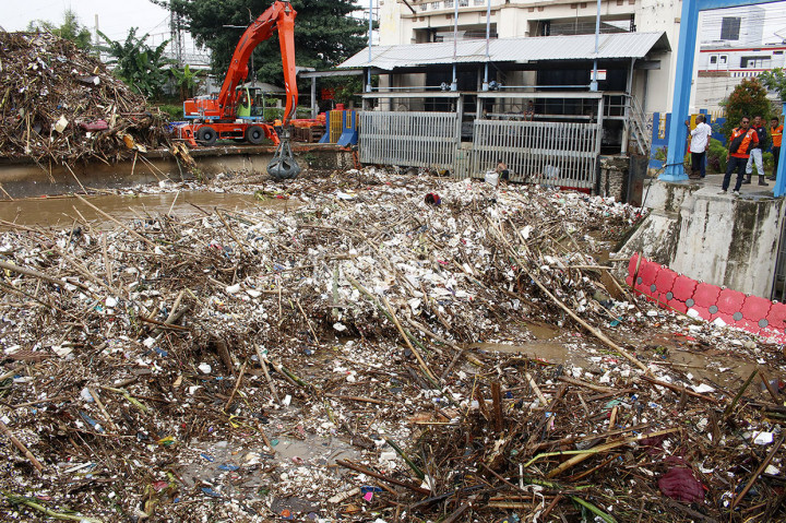 Tumpukan sampah tersebut berasal dari kiriman Depok, Bogor dan sekitarnya yang terbawa arus air karena tingginya intensitas hujan.