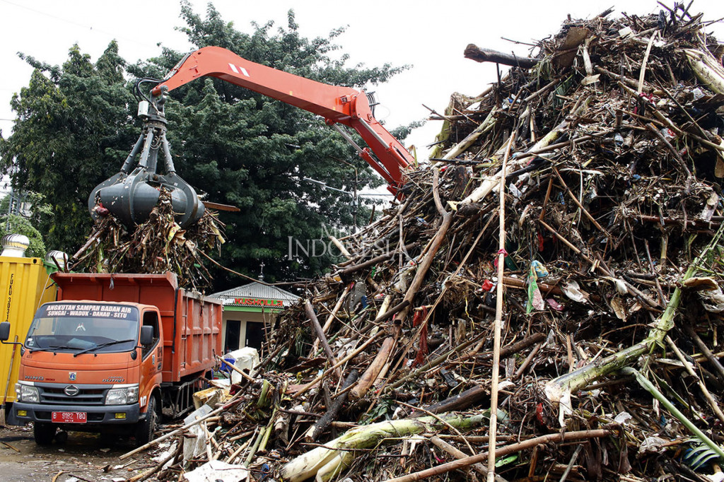 Sampah yang menumpuk di Pintu Air Manggarai berupa ranting-ranting pohon, styrofoam, plastik bekas kemasan, dan lain sebagainya.