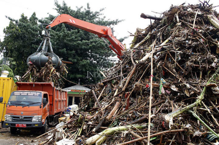 Sampah yang menumpuk di Pintu Air Manggarai berupa ranting-ranting pohon, styrofoam, plastik bekas kemasan, dan lain sebagainya.
