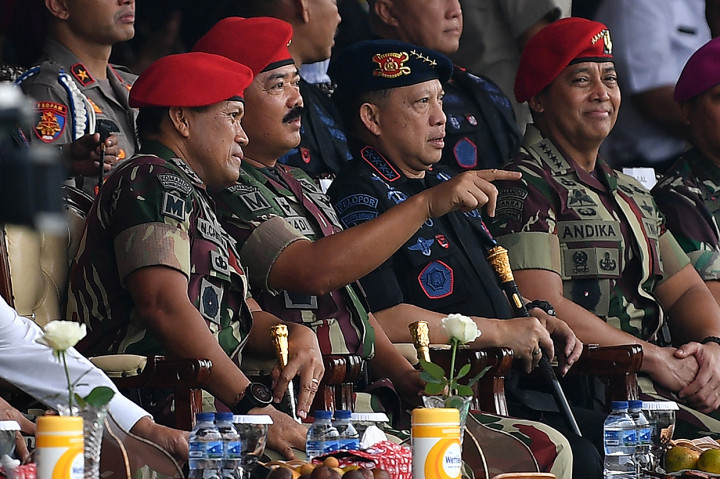 Panglima TNI Marsekal TNI Hadi Tjahjanto (kedua kiri) didampingi Kapolri Jenderal Pol Tito Karnavian (kedua kanan), KSAD Jenderal TNI Andika Perkasa (kanan) dan Danjen Kopassus Mayjen TNI I Nyoman Cantiasa menghadiri peringatan HUT Ke-67 Kopassus di Mako Kopassus, Cijantung, Jakarta Timur.