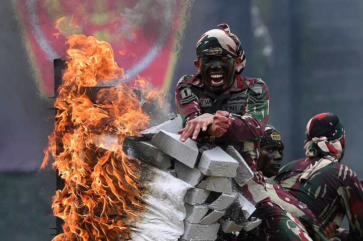 Para prajurit tampil memeriahkan acara dengan penampilan yang menonjolkan kekuatan fisik. 