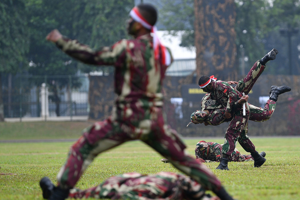 Atraksi-atraksi tersebut dilakukan dengan keunggulan kekuatan fisik, mulai otot perut, tangan, kaki, dan lain sebagainya. Ratusan prajurit juga melakukan aksi bela diri.