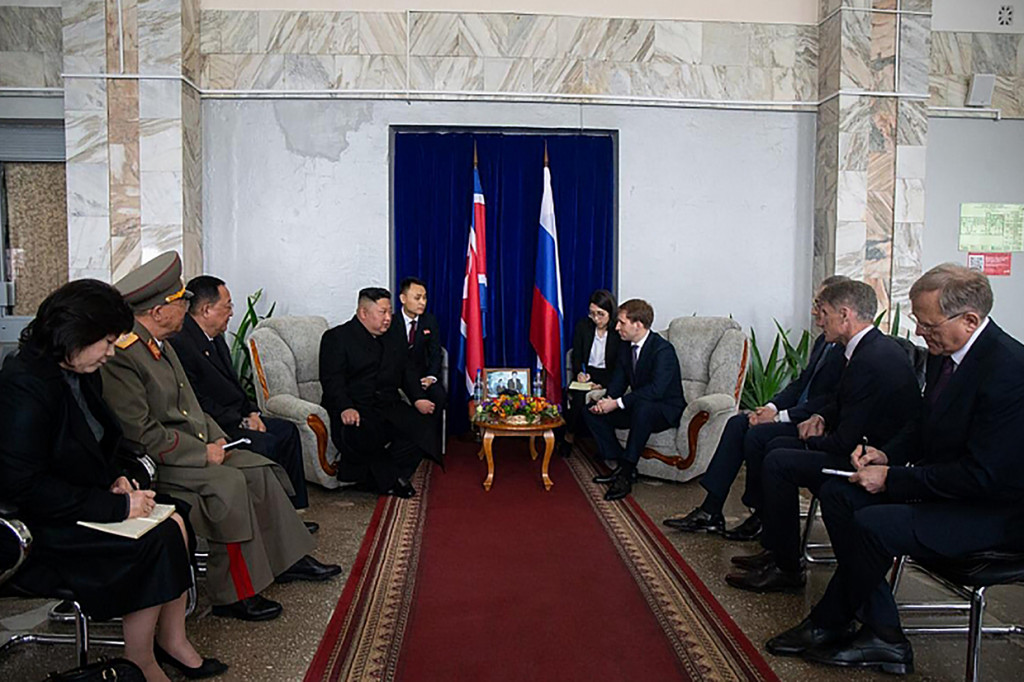 Suasana pertemuan pemimpin Korea Utara Kim Jong Un dengan pejabat Rusia di kota perbatasan Rusia, Khasan. Afp Photo/Alexander Safronov