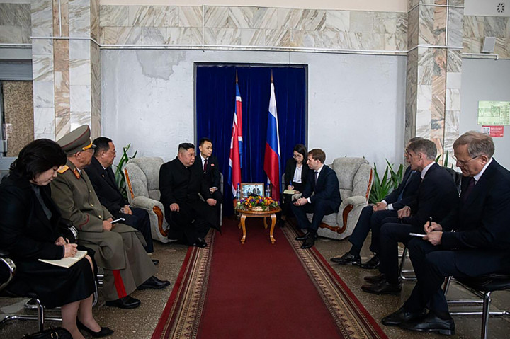 Suasana pertemuan pemimpin Korea Utara Kim Jong Un dengan pejabat Rusia di kota perbatasan Rusia, Khasan. Afp Photo/Alexander Safronov