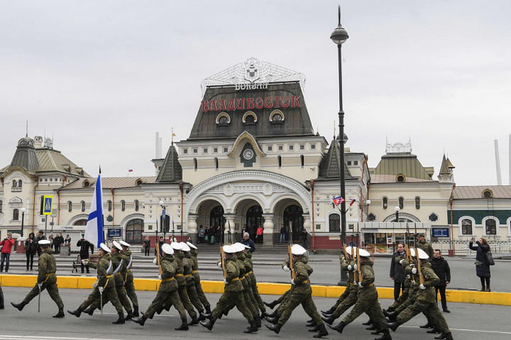 Kedatangan Kim di Pulau Vladivostok mendapatkan sejumlah langkah keamanan yang luar biasa ketat. Otoritas maritim mengatakan, perairan di sekitar Pulau Russky, di ujung selatan Vladivostok, ditutup sementara untuk semua lalu lintas maritim. Afp Photo/Kirill Kudryavtsev