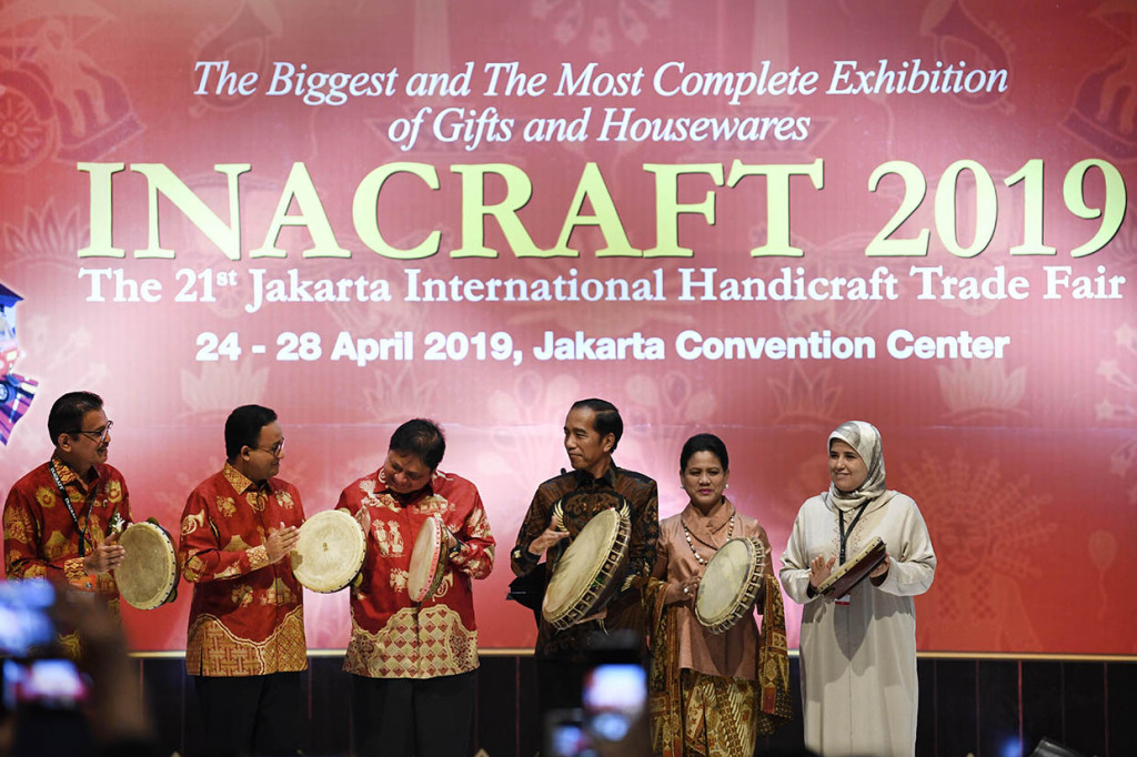Presiden Joko Widodo (ketiga kanan) didampingi Ibu Negara Iriana Joko Widodo (kedua kanan), Menteri Perindustrian Airlangga Hartarto (ketiga kiri) dan Gubernur DKI Jakarta Anies Baswedan (kedua kiri) membuka pameran International Handicraft Trade Fair (Inacraft) 2019 di Jakarta.