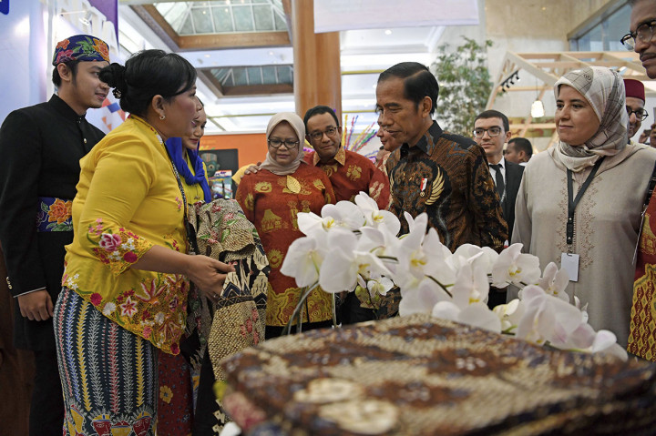 Presiden Joko Widodo (kedua kanan) didampingi Gubernur DKI Jakarta Anies Baswedan (tengah) meninjau pameran International Handicraft Trade Fair (Inacraft) 2019 di Jakarta.