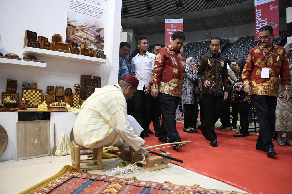 Presiden Jokowi mengapresiasi kualitas produk-produk kerajinan Indonesia yang semakin baik dan berdaya saing.
