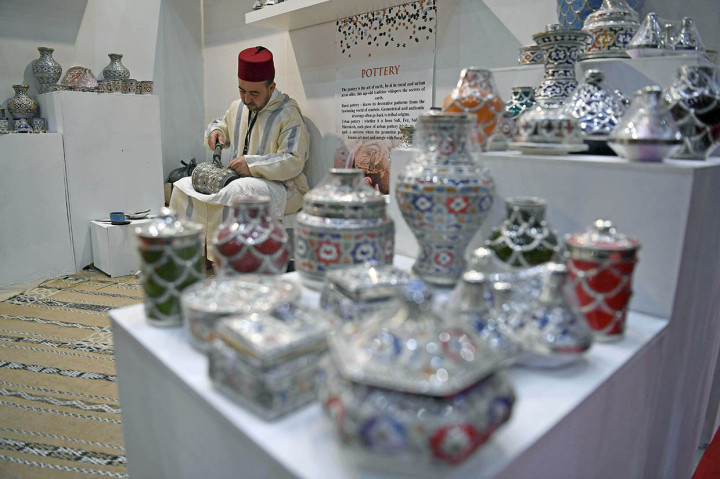 Perajin menyelesaikan pembuatan keramik Maroko saat pameran International Handicraft Trade Fair (Inacraft) 2019 yang dibuka Presiden Joko Widodo.