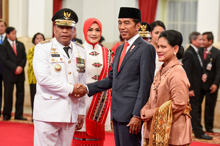 Presiden Jokowi didampingi Ibu Negara Iriana Joko Widodo memberikan ucapan selamat kepada Gubernur Maluku Murad Ismail.