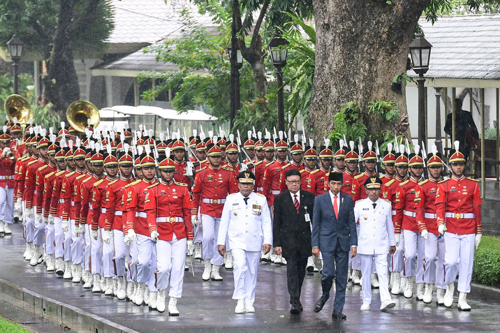Sebelumnya, prosesi pelantikan didahului kirab dari Israna Merdeka menuju Istana Negara. Jokowi tetap memimpin kirab meski di bawah rintik hujan.