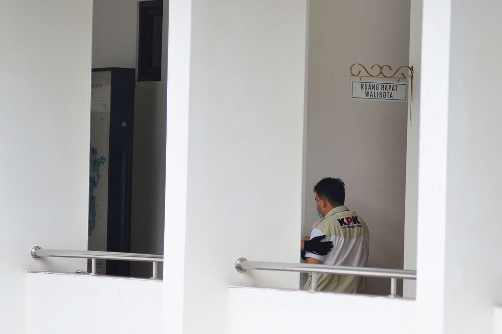 Petugas Komisi Pemberantas Korupsi (KPK) melakukan penggeledahan ruang kerja Walikota Tasikmalaya Budi Budiman di Bale Kota Tasikmalaya, Jawa Barat.