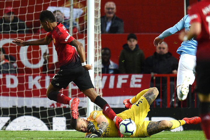 Peluang MU pada menit ke-18 lewat Marcus Rasford masih dapat digagalkan kiper City Ederson.