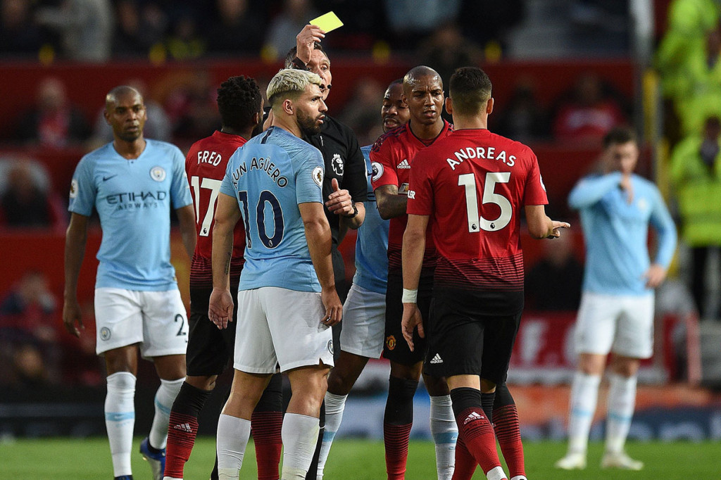 Gelandang MU Andreas Pereira diganjar kartu kuning oleh wasit setelah melanggar  Oleksandr Zinchenko pada menit ke-23.