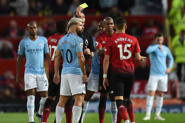 Gelandang MU Andreas Pereira diganjar kartu kuning oleh wasit setelah melanggar  Oleksandr Zinchenko pada menit ke-23.