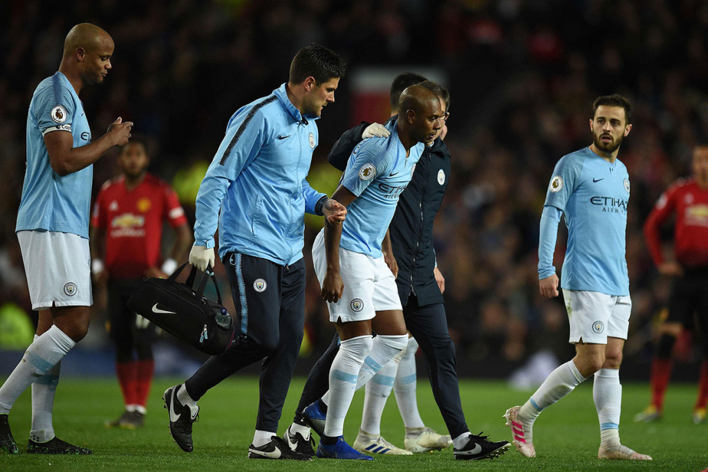 Enam menit babak kedua berjalan gelandang City Fernandinho mengalami cedera dan ditarik keluar digantikan Leroy Sane.