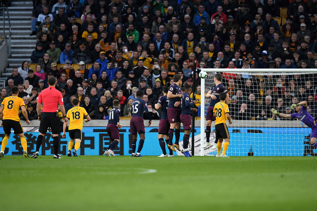 Tuan rumah justru unggul terlebih dahulu lewat tendangan bebas Ruben Neves pada menit ke-28 yang gagal diantisipasi kiper Bernd Leno.