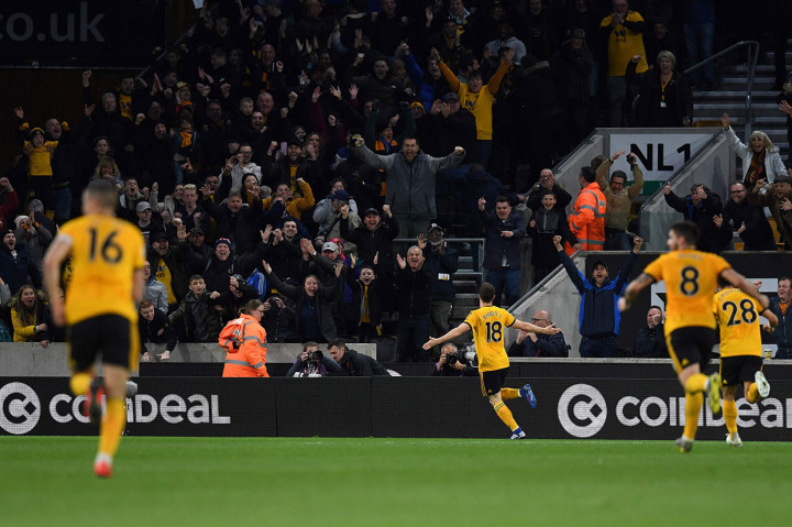 Di akhir babak pertama tuan rumah makin menjauh setelah sepakan kaki kiri Diogo Jota menjebol gawang Leno untuk ketiga kalinya.