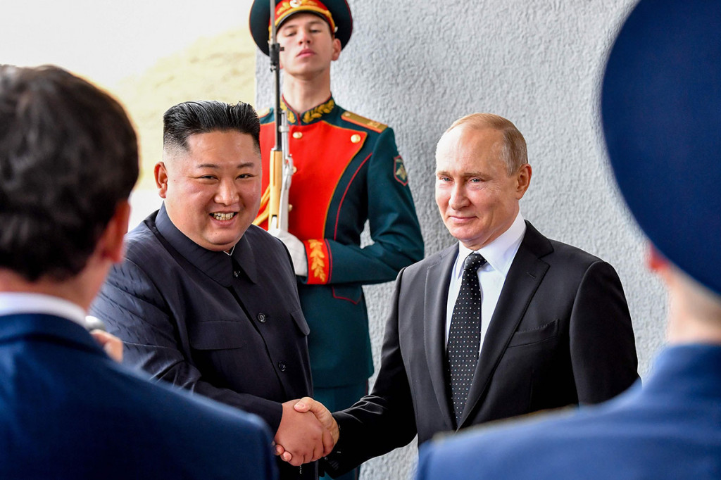 Pemimpin Korea Utara Kim Jong Un berjabat tangan dengan Presiden Rusia Vladimir Putin selama pertemuan puncak antara keduanya, di kota pelabuhan Vladivostok, Kamis, 25 April 2019 WIB.