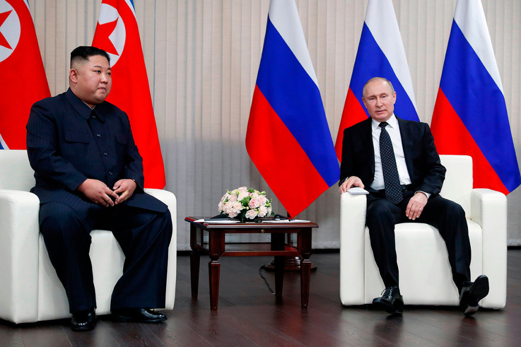 Vladimir Putin mengatakan kepada Kim Jong Un pada hari Kamis bahwa ia mendukung upaya berkelanjutan untuk meredakan ketegangan di semenanjung Korea dan ingin meningkatkan hubungan ekonomi. 