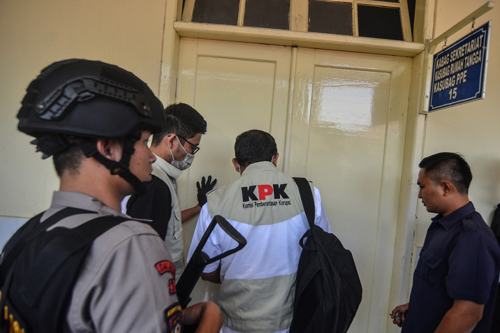 KPK menggeledah ruang kerja Direktur RSUD Wasisto, Kabag sekretariat, Kasubag Rumah Tangga dan Kasubag Perencanaan Pelaporan dan Evaluasi (PPE) terkait dugaan suap oleh Wali Kota Tasikmalaya Budi Budiman kepada eks pejabat Kementerian Keuangan Yaya Purnomo sebesar Rp700 juta untuk alokasi anggaran di DAK dan DID APBN tahun 2018/2019.